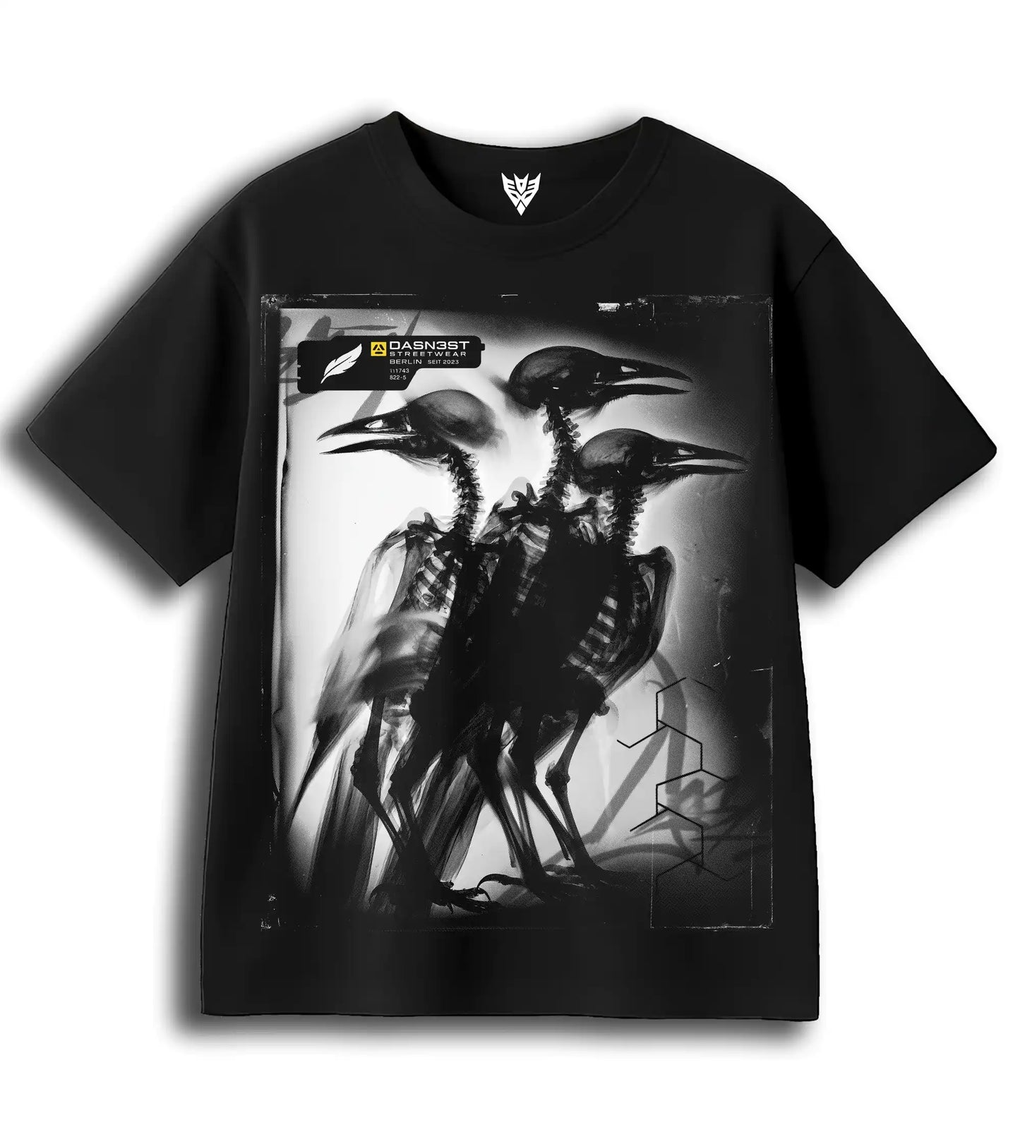 Schwarzes T‑Shirt mit großem, monochromem Motiv: drei überlagerte Krähen/Skelett‑Silhouetten in Bewegungsunschärfe, frontal fotografiert.
