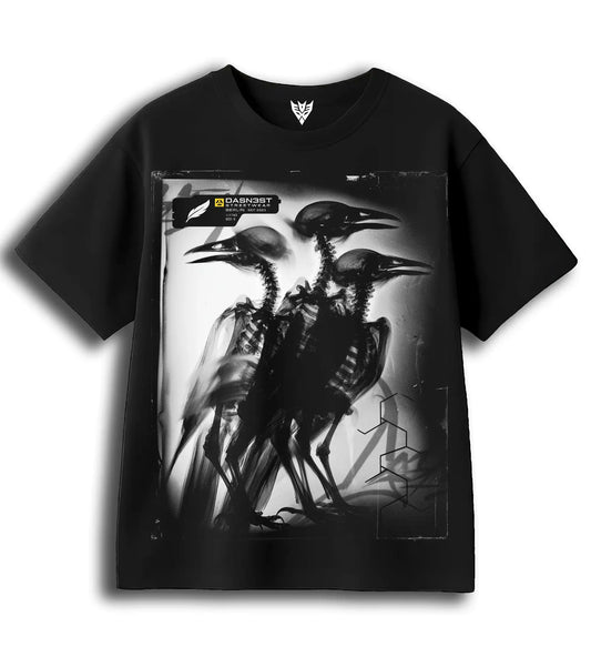Schwarzes T‑Shirt mit großem, monochromem Motiv: drei überlagerte Krähen/Skelett‑Silhouetten in Bewegungsunschärfe, frontal fotografiert.